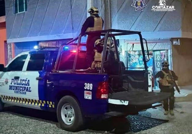 Ataque a balazos en Cortázar deja ocho muertos, cinco mujeres y tres hombres, mientras las autoridades investigan los hechos.