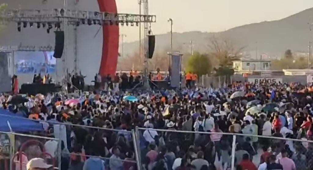 Fieles cristianos se reúnen en la Plaza de la Mexicanidad para orar por Ciudad Juárez y su gobierno