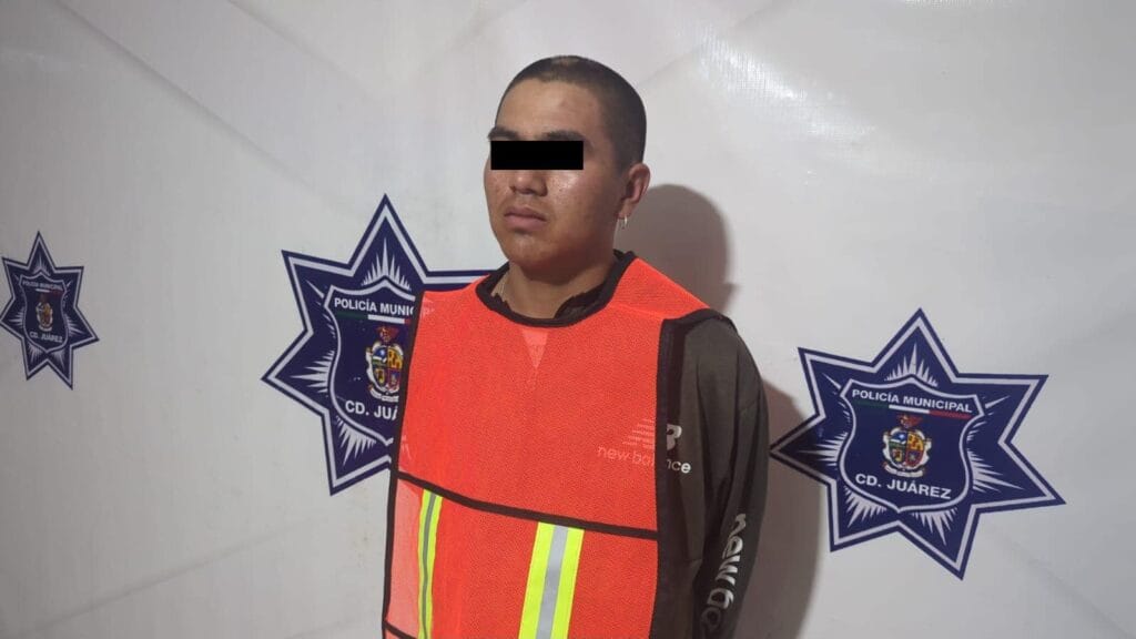 Así mismo los oficiales se percataron que el vehículo coincidía con las características de un automóvil reportado como robado un día antes, por lo que le marcaron el alto al conductor.