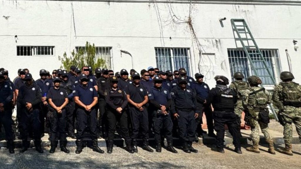 Los elementos fueron detenidos en flagrancia, toda vez que no pudieron acreditar la función de policía, a través de alguna credencial o documento.
