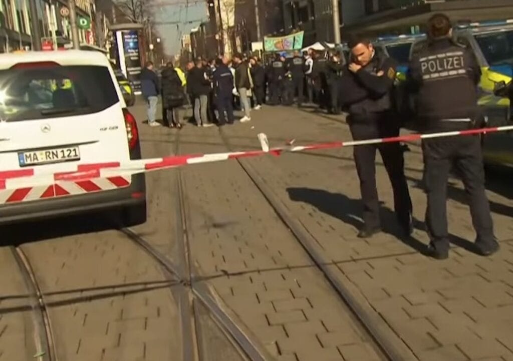 "Un atropello masivo en Mannheim, Alemania, deja al menos un muerto y varios heridos; el responsable ya fue detenido."