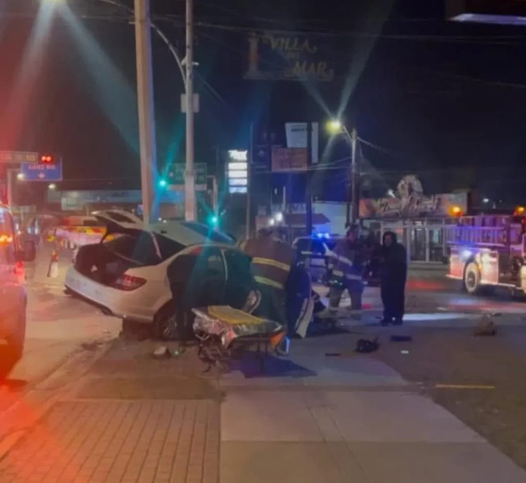 Joven conductor choca a exceso de velocidad contra un poste y queda prensado en la Gómez Morín