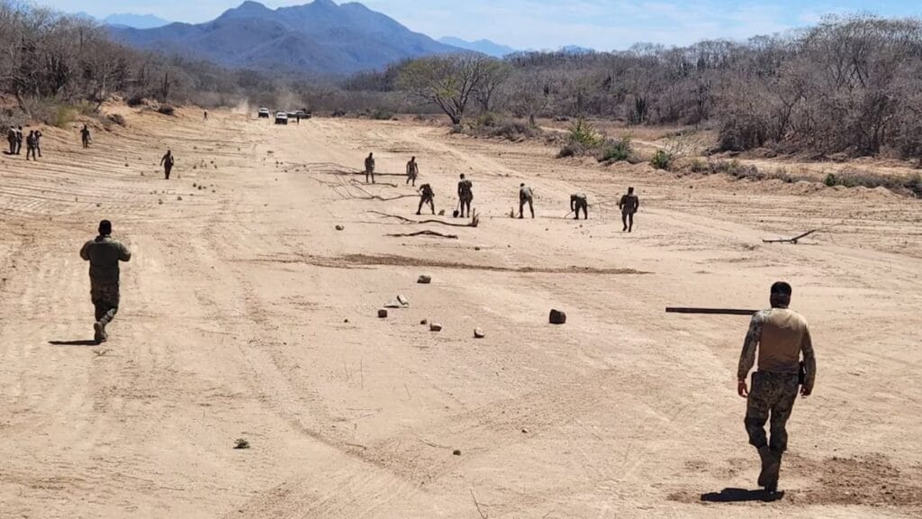 Durante operativos aéreos también se detectaron dos plantíos de marihuana, armas, explosivos y dinero en efectivo