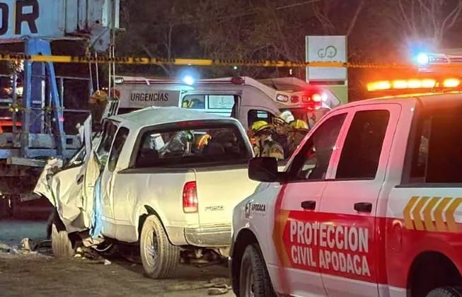 El accidente ocurrió sobre la avenida Concordia en Apodaca; la familia quedó prensada en la camioneta