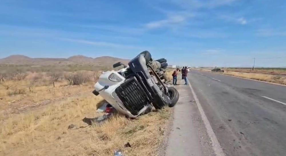 Tráiler cargado de rines se vuelca en carretera a Juárez tras maniobra de emergencia