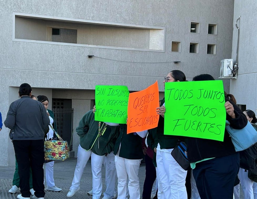 Personal médico protesta este miércoles en la rampa de emergencia; denuncian no tener lo básico para atender a los pacientes