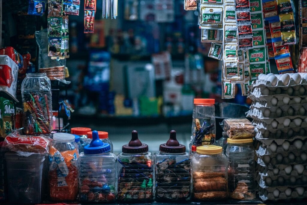 Estudiantes organizan ventas clandestinas y comerciantes ambulantes mantienen la oferta cerca de los planteles