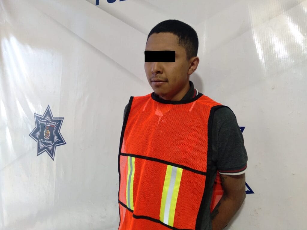 La camioneta en la que viajaban tenía reporte de robo; se les aseguró un arma calibre 9 mm