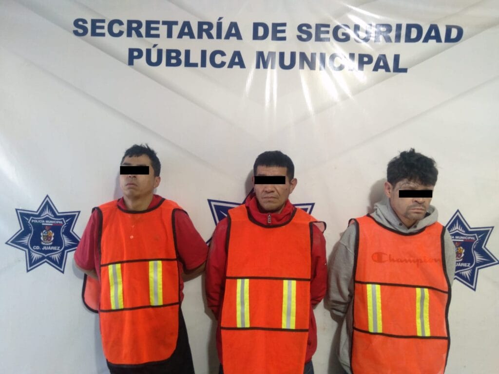 Los hombres ofrecieron dinero a los policías para evitar el arresto; quedaron detenidos por portación ilegal y promoción de conductas ilícitas