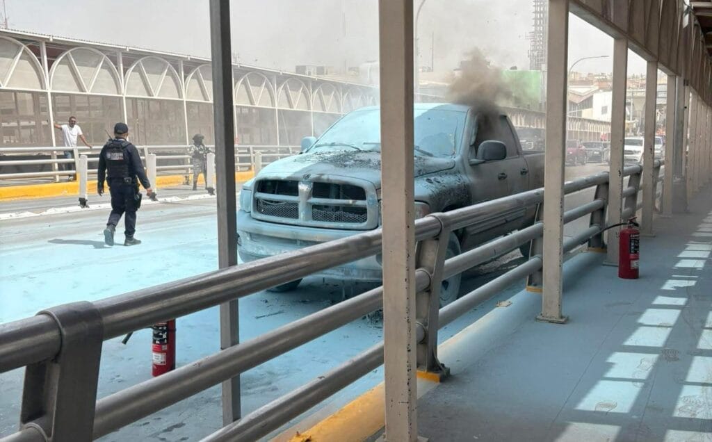 El incendio generó caos vial en avenida Juárez; se suspendió el cruce hacia Estados Unidos