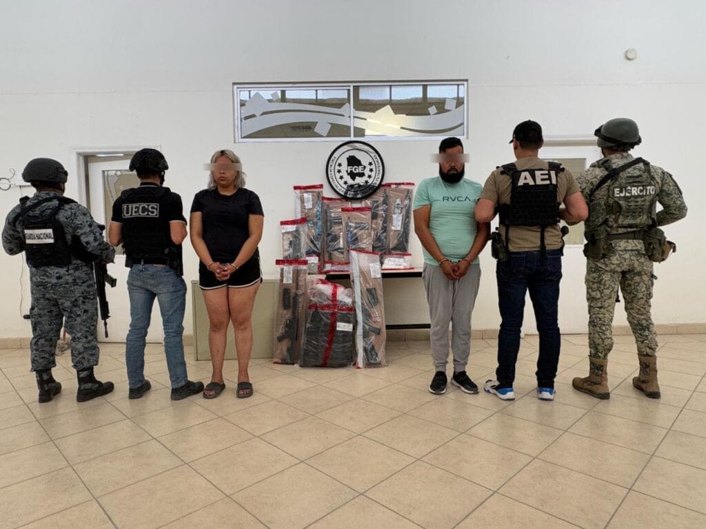 Pareja es vinculada a proceso por tener armas y droga