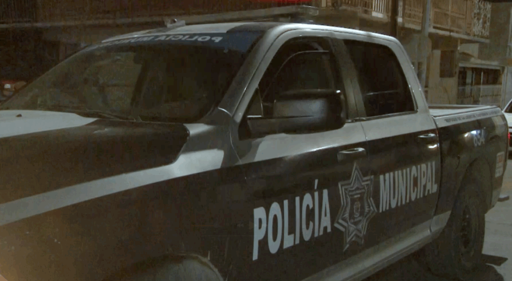 La víctima fue abandonada inconsciente y con heridas graves; los agresores fueron capturados tras una persecución