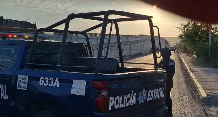 El cadáver de un hombre con múltiples impactos de bala apareció colgado parcialmente en un puente al sur de la ciudad; la Fiscalía ya investiga