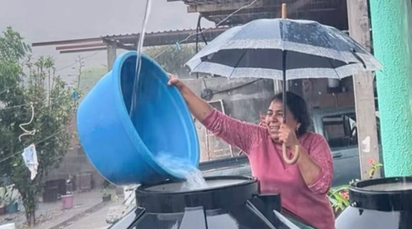 Aprovechó el aguacero y creó un sistema casero para llenar el tanque de su casa; redes celebran su ingenio