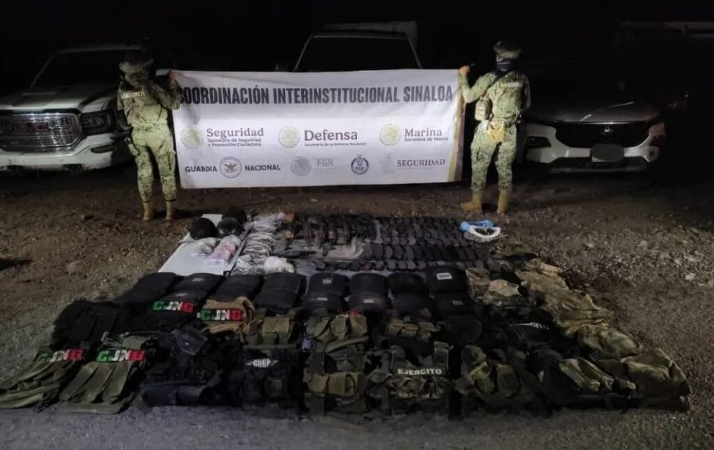 Durante el operativo se aseguraron armas largas, equipo táctico, vehículos robados, dinero en efectivo y químicos para drogas