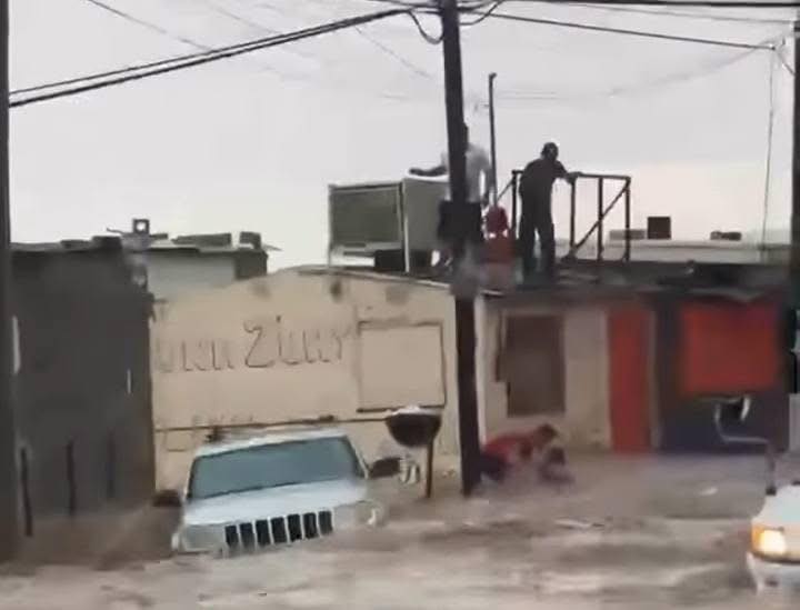 Se lanzó a la corriente para rescatar a quienes estaban siendo arrastrados por el agua